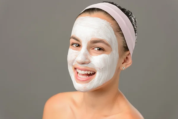 Adolescente avec masque facial — Photo