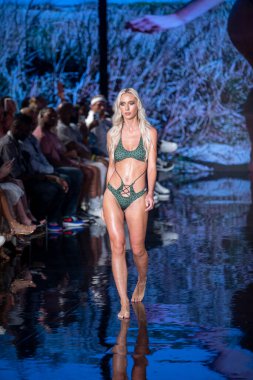 Bir model, Miami Beach 'teki Faena Forum' da Sanat, Kalpler, Moda Yüzme Haftası sırasında Dori Mayo Moda Şovunu İzleyen Tasarımcı için podyumda yürüyor.
