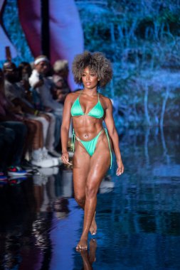 Bir model, Miami Beach 'teki Faena Forum' da Sanat, Kalpler, Moda Yüzme Haftası sırasında Dori Mayo Moda Şovunu İzleyen Tasarımcı için podyumda yürüyor.