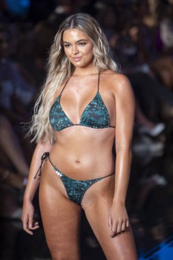 Bir model, Miami Beach 'teki Faena Forum' da Sanat, Kalpler, Moda Yüzme Haftası sırasında Dori Mayo Moda Şovunu İzleyen Tasarımcı için podyumda yürüyor.