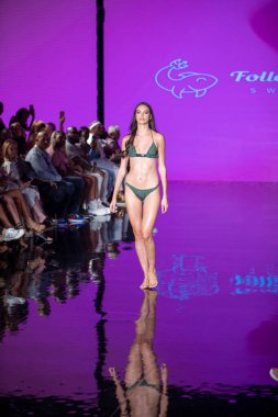 Bir model, Miami Beach 'teki Faena Forum' da Sanat, Kalpler, Moda Yüzme Haftası sırasında Dori Mayo Moda Şovunu İzleyen Tasarımcı için podyumda yürüyor.