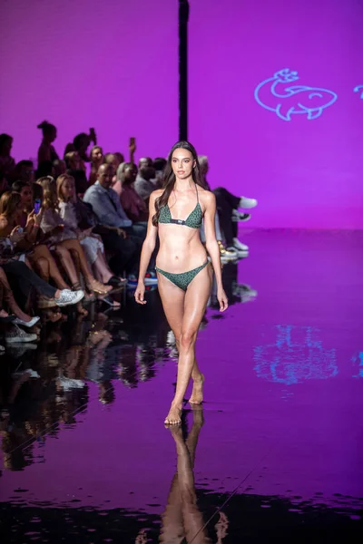 Model Walks Runway Designer Dori Swimwear Fashion Show Art Hearts — Stock Photo, Image