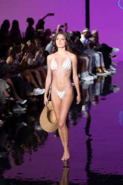 Bir model, Miami Beach 'teki Faena Forum' da Sanat, Kalpler, Moda Yüzme Haftası sırasında Dori Mayo Moda Şovunu İzleyen Tasarımcı için podyumda yürüyor.