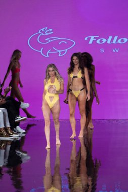 Bir model, Miami Beach 'teki Faena Forum' da Sanat, Kalpler, Moda Yüzme Haftası sırasında Dori Mayo Moda Şovunu İzleyen Tasarımcı için podyumda yürüyor.