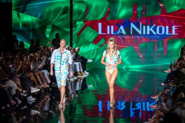 Sanat, Kalpler, Moda Yüzme Haftası sırasında Miami Beach 'teki Faena Forum' da tasarımcı Lila Nikole Moda Şovu için podyumda yürüyen bir manken var.