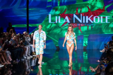 Sanat, Kalpler, Moda Yüzme Haftası sırasında Miami Beach 'teki Faena Forum' da tasarımcı Lila Nikole Moda Şovu için podyumda yürüyen bir manken var.