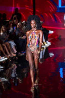 Sanat, Kalpler, Moda Yüzme Haftası sırasında Miami Beach 'teki Faena Forum' da tasarımcı Lila Nikole Moda Şovu için podyumda yürüyen bir manken var.