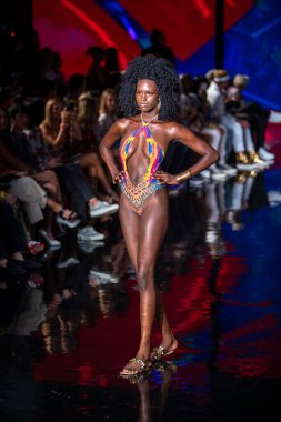 Sanat, Kalpler, Moda Yüzme Haftası sırasında Miami Beach 'teki Faena Forum' da tasarımcı Lila Nikole Moda Şovu için podyumda yürüyen bir manken var.