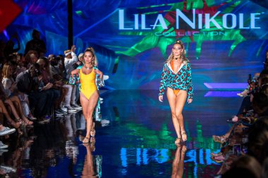 Sanat, Kalpler, Moda Yüzme Haftası sırasında Miami Beach 'teki Faena Forum' da tasarımcı Lila Nikole Moda Şovu için podyumda yürüyen bir manken var.