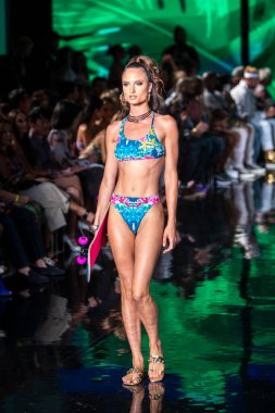 Sanat, Kalpler, Moda Yüzme Haftası sırasında Miami Beach 'teki Faena Forum' da tasarımcı Lila Nikole Moda Şovu için podyumda yürüyen bir manken var.