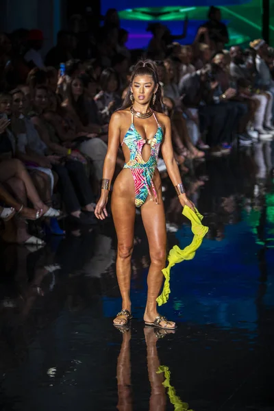 モデルは マイアミビーチのFaena Forumで開催されるアート ハート ファッションスイムウィーク中のデザイナーLila Nikole Fashion Showの滑走路を歩く — ストック写真