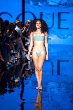 Jacque Tasarım Mayo Moda Şovu için 7-9-2021 'de Miami Plajı Faena Forum' da Sanat, Kalpler, Moda Yüzme Haftası 'nda bir model podyumda yürüyor.