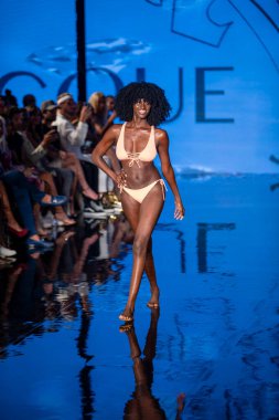 Jacque Tasarım Mayo Moda Şovu için 7-9-2021 'de Miami Plajı Faena Forum' da Sanat, Kalpler, Moda Yüzme Haftası 'nda bir model podyumda yürüyor.