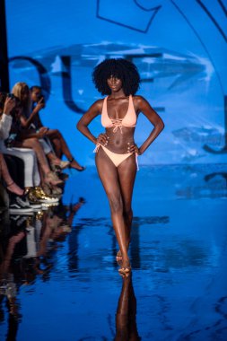 Jacque Tasarım Mayo Moda Şovu için 7-9-2021 'de Miami Plajı Faena Forum' da Sanat, Kalpler, Moda Yüzme Haftası 'nda bir model podyumda yürüyor.