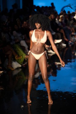 Jacque Tasarım Mayo Moda Şovu için 7-9-2021 'de Miami Plajı Faena Forum' da Sanat, Kalpler, Moda Yüzme Haftası 'nda bir model podyumda yürüyor.