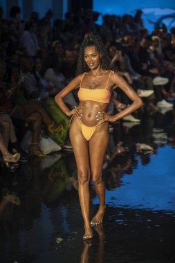 Jacque Tasarım Mayo Moda Şovu için 7-9-2021 'de Miami Plajı Faena Forum' da Sanat, Kalpler, Moda Yüzme Haftası 'nda bir model podyumda yürüyor.