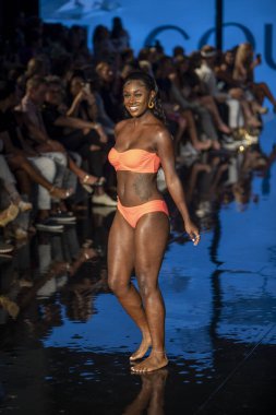 Jacque Tasarım Mayo Moda Şovu için 7-9-2021 'de Miami Plajı Faena Forum' da Sanat, Kalpler, Moda Yüzme Haftası 'nda bir model podyumda yürüyor.