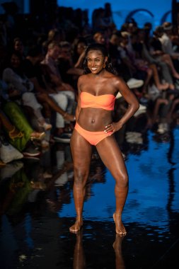 Jacque Tasarım Mayo Moda Şovu için 7-9-2021 'de Miami Plajı Faena Forum' da Sanat, Kalpler, Moda Yüzme Haftası 'nda bir model podyumda yürüyor.