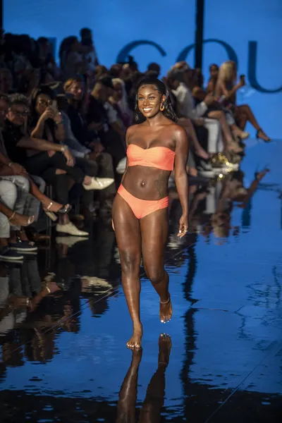 Ein Model Läuft Auf Dem Laufsteg Der Jacque Design Swimwear — Stockfoto