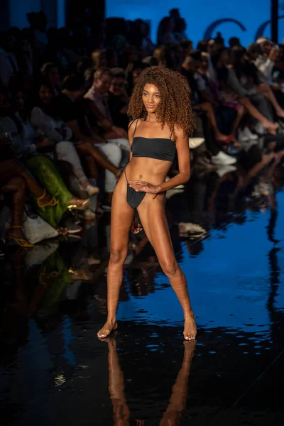 モデルは アート ハート ファッションスイムウィーク中のジャックデザイン水着ファッションショーのための滑走路を歩くマイアミビーチのフェーナフォーラムで7 2021 — ストック写真