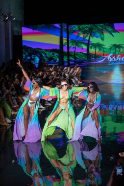 Sanat, Kalpler, Moda Yüzme Haftası 'nda Asherah Mayo Moda Şovu için Miami Plajı' ndaki Faena Forum 'da bir manken yürüyor.