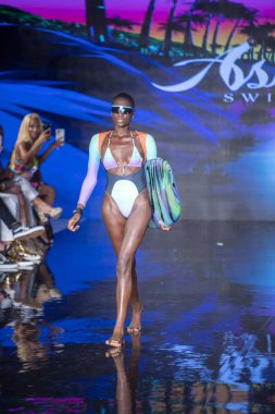 Sanat, Kalpler, Moda Yüzme Haftası 'nda Asherah Mayo Moda Şovu için Miami Plajı' ndaki Faena Forum 'da bir manken yürüyor.