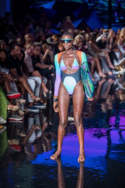 Sanat, Kalpler, Moda Yüzme Haftası 'nda Asherah Mayo Moda Şovu için Miami Plajı' ndaki Faena Forum 'da bir manken yürüyor.