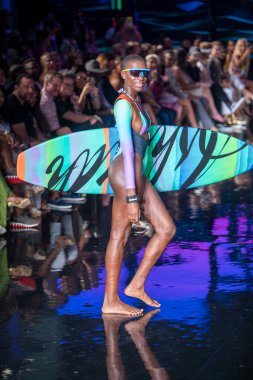 Sanat, Kalpler, Moda Yüzme Haftası 'nda Asherah Mayo Moda Şovu için Miami Plajı' ndaki Faena Forum 'da bir manken yürüyor.