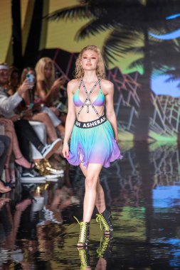 Sanat, Kalpler, Moda Yüzme Haftası 'nda Asherah Mayo Moda Şovu için Miami Plajı' ndaki Faena Forum 'da bir manken yürüyor.