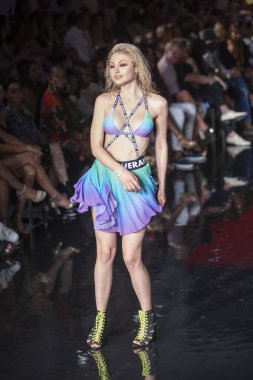 Sanat, Kalpler, Moda Yüzme Haftası 'nda Asherah Mayo Moda Şovu için Miami Plajı' ndaki Faena Forum 'da bir manken yürüyor.