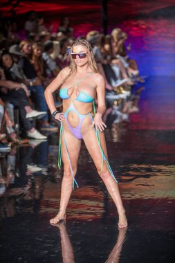Sanat, Kalpler, Moda Yüzme Haftası 'nda Asherah Mayo Moda Şovu için Miami Plajı' ndaki Faena Forum 'da bir manken yürüyor.
