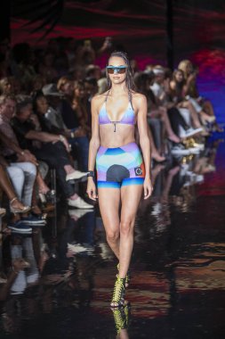 Sanat, Kalpler, Moda Yüzme Haftası 'nda Asherah Mayo Moda Şovu için Miami Plajı' ndaki Faena Forum 'da bir manken yürüyor.