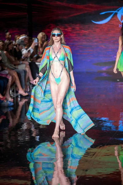 Una Modelo Camina Por Pasarela Para Desfile Moda Asherah Swimwear — Foto de Stock
