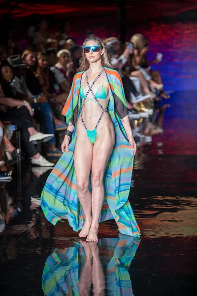 Model Walks Runway Asherah Swimwear Fashion Show Art Hearts Fashion — Stockfoto