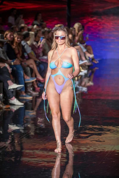 Модель Прогуливается Подиуму Показа Мод Купальниках Asherah Swimwear Show Время — стоковое фото