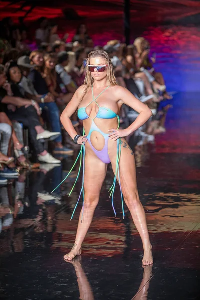 Sanat, Kalpler, Moda Yüzme Haftası 'nda Asherah Mayo Moda Şovu için Miami Plajı' ndaki Faena Forum 'da bir manken yürüyor.
