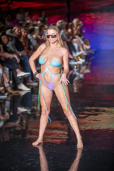 Sanat, Kalpler, Moda Yüzme Haftası 'nda Asherah Mayo Moda Şovu için Miami Plajı' ndaki Faena Forum 'da bir manken yürüyor.
