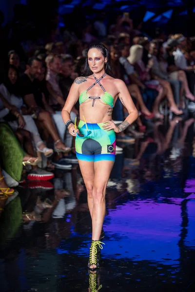 モデルは アート ハート ファッションスイムウィーク中のアシェラ水着ファッションショーのための滑走路を歩くマイアミビーチのフェーナフォーラムで7 2021 — ストック写真