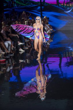 Sanat, Kalpler, Moda Yüzme Haftası 'nda Asherah Mayo Moda Şovu için Miami Plajı' ndaki Faena Forum 'da bir manken yürüyor.