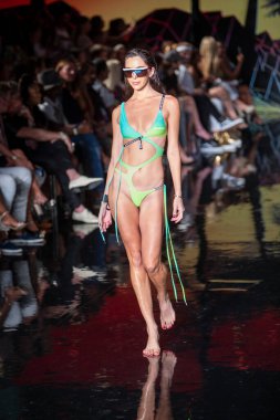 Sanat, Kalpler, Moda Yüzme Haftası 'nda Asherah Mayo Moda Şovu için Miami Plajı' ndaki Faena Forum 'da bir manken yürüyor.