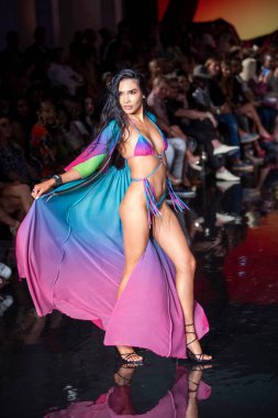 Sanat, Kalpler, Moda Yüzme Haftası 'nda Asherah Mayo Moda Şovu için Miami Plajı' ndaki Faena Forum 'da bir manken yürüyor.