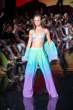 Sanat, Kalpler, Moda Yüzme Haftası 'nda Asherah Mayo Moda Şovu için Miami Plajı' ndaki Faena Forum 'da bir manken yürüyor.