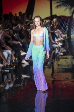 Sanat, Kalpler, Moda Yüzme Haftası 'nda Asherah Mayo Moda Şovu için Miami Plajı' ndaki Faena Forum 'da bir manken yürüyor.