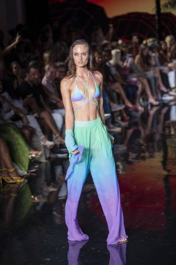 Sanat, Kalpler, Moda Yüzme Haftası 'nda Asherah Mayo Moda Şovu için Miami Plajı' ndaki Faena Forum 'da bir manken yürüyor.