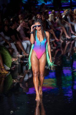 Sanat, Kalpler, Moda Yüzme Haftası 'nda Asherah Mayo Moda Şovu için Miami Plajı' ndaki Faena Forum 'da bir manken yürüyor.