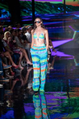 Sanat, Kalpler, Moda Yüzme Haftası 'nda Asherah Mayo Moda Şovu için Miami Plajı' ndaki Faena Forum 'da bir manken yürüyor.