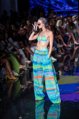 Sanat, Kalpler, Moda Yüzme Haftası 'nda Asherah Mayo Moda Şovu için Miami Plajı' ndaki Faena Forum 'da bir manken yürüyor.