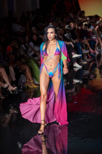 Una Modelo Camina Por Pasarela Para Desfile Moda Asherah Swimwear — Foto de Stock