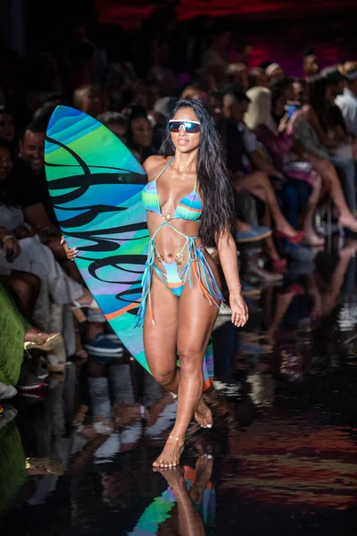モデルは アート ハート ファッションスイムウィーク中のアシェラ水着ファッションショーのための滑走路を歩くマイアミビーチのフェーナフォーラムで7 2021 — ストック写真