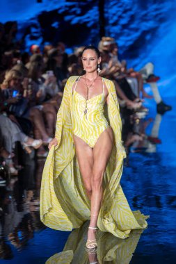 Fernando Alberto Moda Şovu için Miami Beach 'teki Faena Forum' da Sanat, Kalpler, Moda Yüzme Haftası 'nda bir model podyumda yürüyor.
